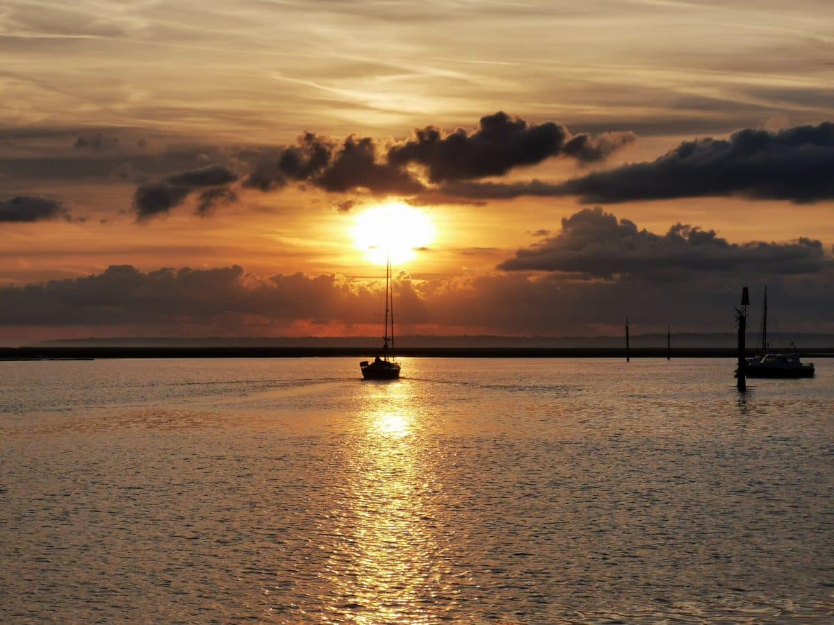 Yacht,Sailing,Into,The,Sunrise,In,The,Solent,Near,Lymington