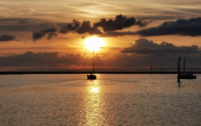 Yacht,Sailing,Into,The,Sunrise,In,The,Solent,Near,Lymington