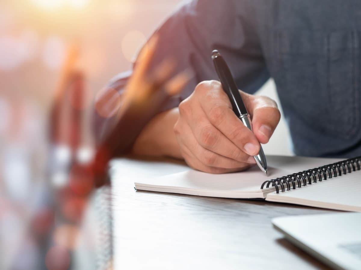 Close up,Of,Man,Hand,Using,Writing,Pen,Memo,On,Notebook